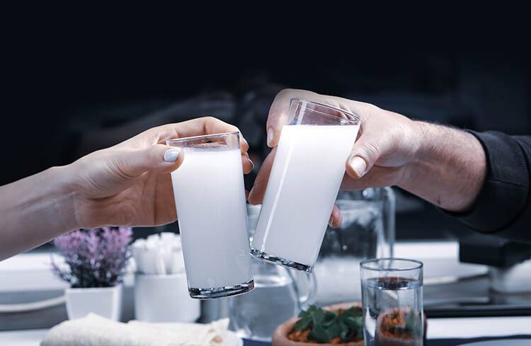 Drinking rakı with water