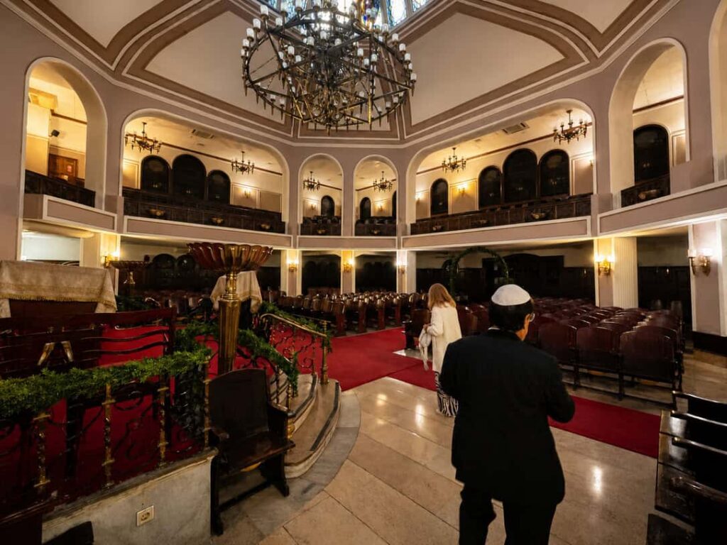 Inside Neve Shalom Synagogue Istanbul (1)