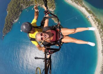 Paragliding in Ölüdeniz: paraglider drifting over Ölüdeniz’s Blue Lagoon and dramatic coastal landscape.