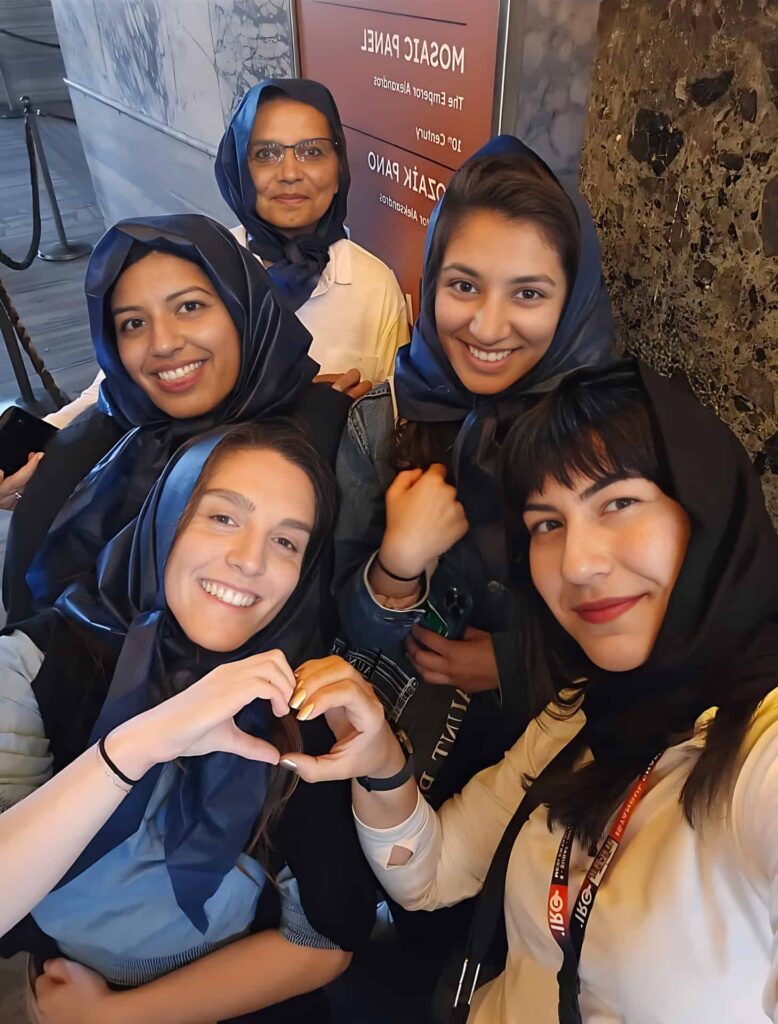 Ezgi Tilki - Clients in the mosque