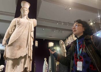 Zeynep Zee Karakasoglu - Pro Tour Guide Istanbul - Inside Istanbul Archaeological Museum
