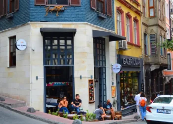 A coffee stop tucked behind Galata: Le Banc Cafe