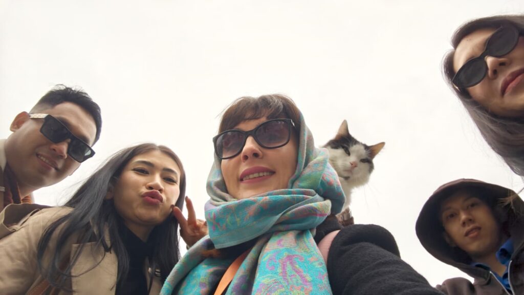 Elif with young group + cat