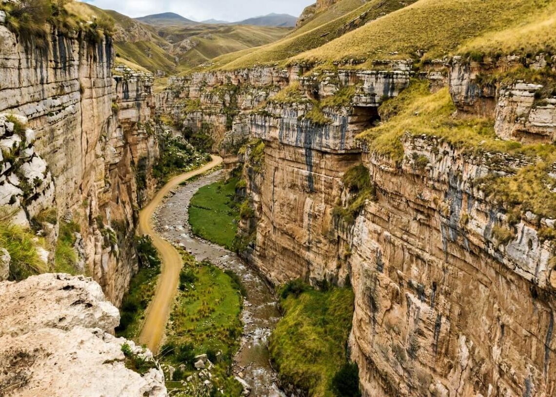 Panoramic view of Ulubey Canyon in Uşak, Turkey, with towering limestone cliffs carved by the Banaz Stream.