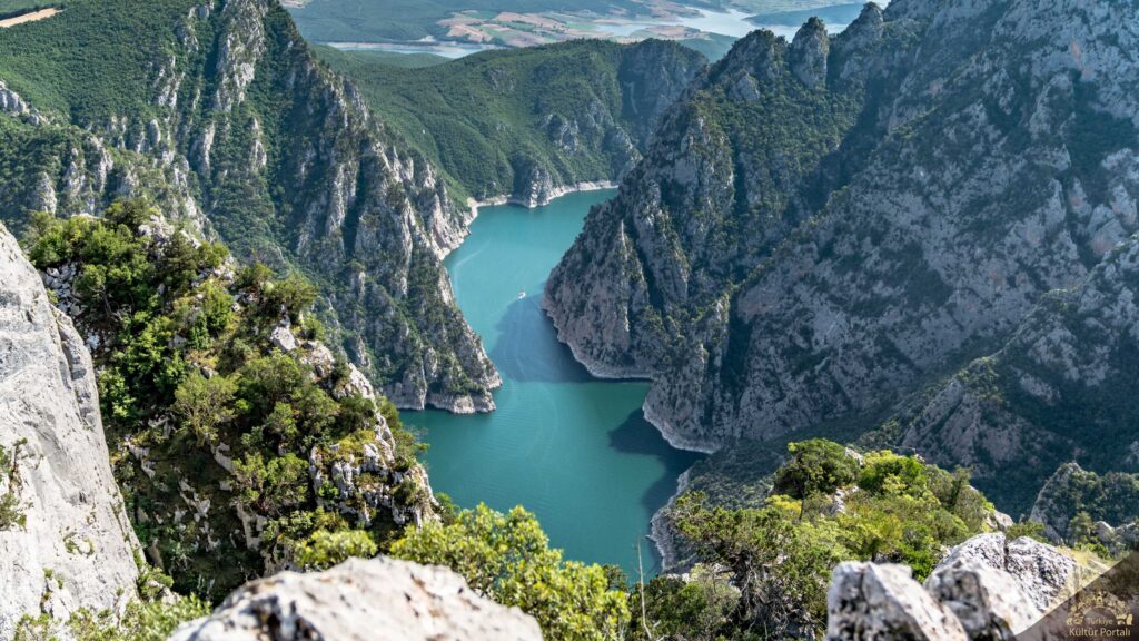 Panoramic view of Şahinkaya Canyon overlooking the turquoise waters of Altınkaya Dam Lake near Samsun, Turkey.