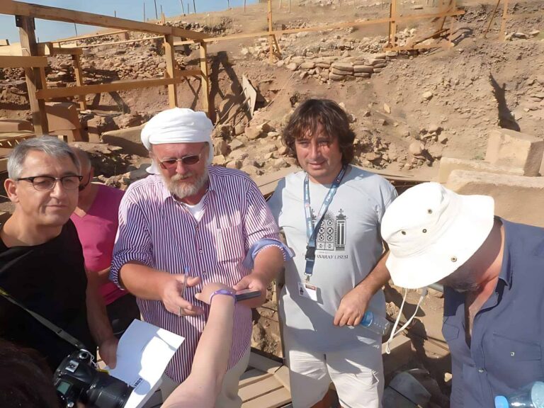 Ahmet Faik Ozbilge with Klaus Schmidt in Gobeklitepe (1)